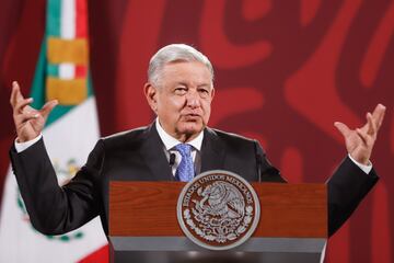 MEX482. CIUDAD DE MÉXICO (MÉXICO), 21/11/2022.- El presidente de México, Andrés Manuel López Obrador, habla durante su conferencia de prensa matutina, hoy, en el Palacio Nacional, en la Ciudad de México (México). López Obrador emitió un reconocimiento al equipo mexicano de taekwondo por ocupar el primer puesto como nación en el reciente campeonato mundial realizado en Guadalajara, en el céntrico estado mexicano de Jalisco. EFE/ Isaac Esquivel
