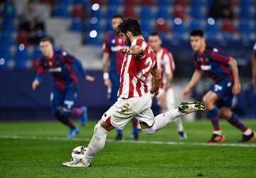 Raúl García empató el partido de penalti. 1-1.