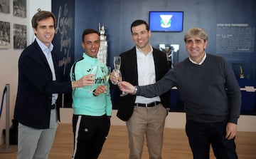 Txema Indias, a la derecha del todo, junto a (de derecha a izquierda) Martín Ortega, director general del Leganés, Borja Jiménez, entrenador, y Eduardo Cosín, vicepresidente, durante la Copa de Navidad que el Leganés compartió con los periodistas que siguen la información del equipo. 