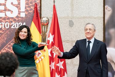 La presidenta de la Comunidad de Madrid, Isabel Díaz Ayuso, junto al presidente del Real Madrid, Florentino Pérez, levanta la Copa del Rey. 