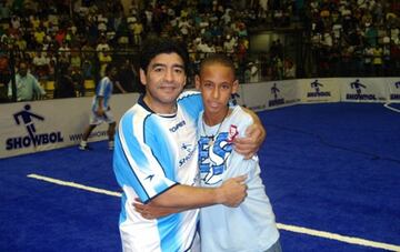 Un joven Neymar le pide la foto del recuerdo a Diego en un partido de exhibición. Cuánta magia...