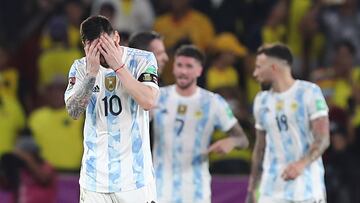 AMDEP8516. GUAYAQUIL (ECUADOR), 29/03/2022.- Lionel Messi de Argentina se lamenta hoy, durante el partido entre Ecuador y Argentina por las eliminatorias sudamericanas para el mundial de la FIFA Catar 2022, en Guayaquil (Ecuador). EFE/ José Jácome POOL