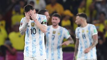 AMDEP8516. GUAYAQUIL (ECUADOR), 29/03/2022.- Lionel Messi de Argentina se lamenta hoy, durante el partido entre Ecuador y Argentina por las eliminatorias sudamericanas para el mundial de la FIFA Catar 2022, en Guayaquil (Ecuador). EFE/ José Jácome POOL
