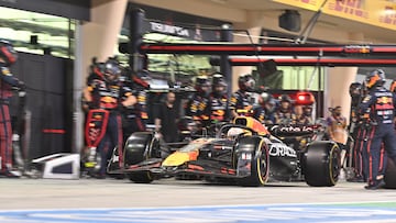 Max Verstappen sale del pit lane con el Red Bull de Fórmula 1.