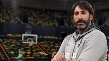 GRAFCAV8840. BILBAO, 14/09/2020.-El entrenador del Rentabet Bilbao Basket, Alex Mumbrú, en el entrenamiento, donde el equipo bilbaino prepara el partido del próximo fin de semana contra el Gran Canaria. EFE/LUIS TEJIDO