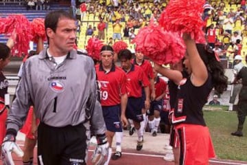 El arquero Sergio Bernabé Vargas debutó con 35 años y 250 días, el 24-04-2001 ante Uruguay 0-1 por Eliminatorias de Copa del Mundo.