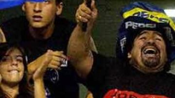 <b>EL DIEGO NO SE LO PERDIÓ.</b> Maradona asistió feliz al título conquistado por Boca en La Bombonera.