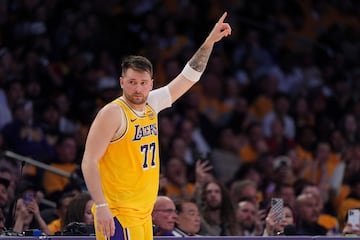 Luka Doncic durante el duelo entre Los Angeles Lakers y los Utah Jazz.