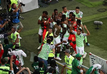 Ahmed Musa celebra con sus compañeros su segundo gol en el partido.