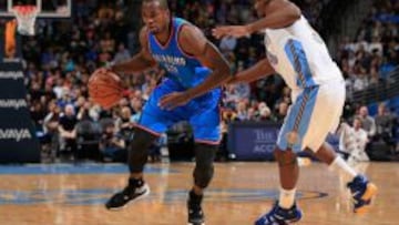 Serge Ibaka, defendido por Kenneth Faried.