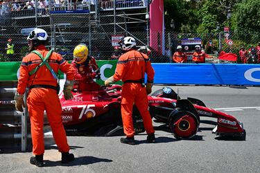 Los operarios del circuito del Gran Premio de Mónaco retiran el Ferrari del piloto británico, Lewis Hamilton, tras el accidente sufrido en los entrenamientos libres del Gran Premio de Mónaco de Fórmula 1.