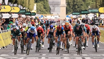 Combloux (France), 23/07/2023.- Belgian rider Jordi Meeus (C-R) of team BORA-hansgrohe crosses the finish line to win the 21st and final stage of the Tour de France 2023 over 115kms from Saint-Quentin-en-Yvelines to Paris Champs-Elysee, France, 23 July 2023. Green Jersey best sprinter Belgian rider Jasper Philipsen (L) of team Alpecin-Deceuninck finished second. (Ciclismo, Francia) EFE/EPA/CHRISTOPHE PETIT TESSON
