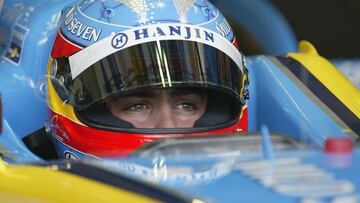 Fernando Alonso espera pacientemente su salida a la pista para intentar conseguir la segunda pole de su carrera. Todavía no lo sabe, pero el asturiano está a pocas horas de hacer historia en el deporte español.