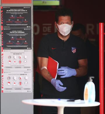 Simeone entrenador del Atlético de Madrid llegando a realizarse los test del Covid-19 y serológicos.