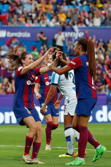 ZARAGOZA, 18/05/2024.- Mariona y Salma Paralluelo (d) del Barcelona celebran el sexto gol ante la Real Sociedad, durante la final de la Copa de la Reina de fútbol que FC Barcelona y Real Sociedad disputan este sábado en el estadio de La Romareda, en Zaragoza. EFE/Javier Cebollada
