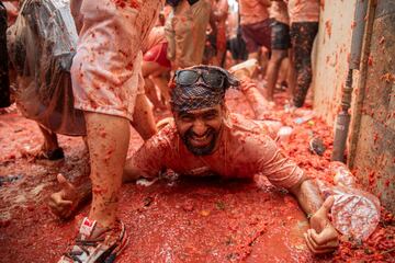 La localidad valenciana ha vuelto a albergar su mítica fiesta donde miles de personas han protagonizado una 'batalla campal' a base de lanzamientos de tomates.