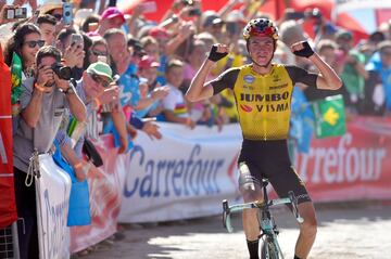 El ciclista estadounidense Sepp Kuss celebra la victoria de etapa. 