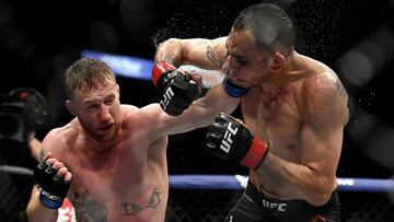 Justin Gaethje golpea a Tony Ferguson durante el UFC 249.