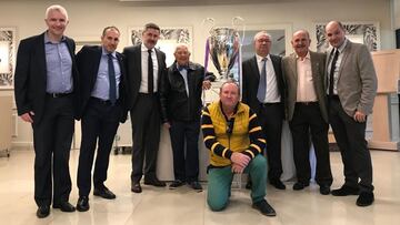 Varios de los miembros de la nueva Junta Directiva de la Federación de Peñas Madridistas de la Comunidad de Madrid junto con su presidente, Juan José García Nieto.