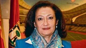 Mª del Carmen González , concejala presidenta del distrito de San Blas da la bienvenida al Atlético.