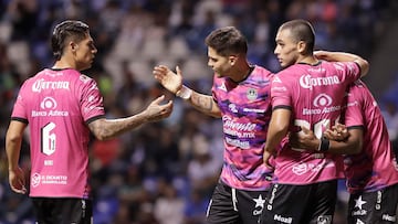 MEX1129. PUEBLA (MÉXICO), 28/01/2025.- Jugadores de Mazatlán celebran un gol este martes, durante un partido por la jornada 4 del torneo Clausura 2025 de la Liga MX entre Puebla y Mazatlán en el estadio Cuauhtémoc, en Puebla (México). EFE/ Hilda Ríos