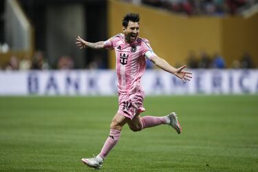 2-1. El astro argentino celebra el tanto que marca de golpe franco.