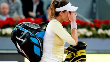 Garbiñe Muguruza se marcha desolada de la pista tras perder en segunda ronda.