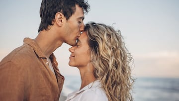 Man and woman, happy young couple standing on the beach by the sea. Man is kissing a woman. PAREJAS PAREJA AMOR
HETEROSEXUAL
NOVIOS MATRIMONIO