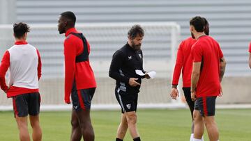 Quique Sánchez Flores durante un entrenamiento del Sevilla.