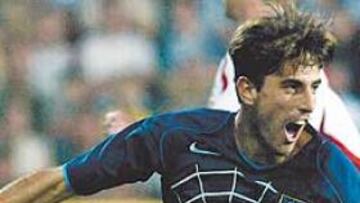 <b>DECISIVO. </b>Veljko Paunovic salió en la segunda mitad y enfundado en el traje de Spiderman logró marcar dos goles claves en la goleada al Zlin.