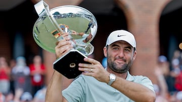 Atlanta (United States), 01/09/2024.- Scottie Scheffler of the US poses with the FedEx Cup trophy after winning the 2024 Tour Championship golf tournament at the East Lake Golf Club in Atlanta, Georgia, USA, 01 September 2024. EFE/EPA/ERIK S. LESSER