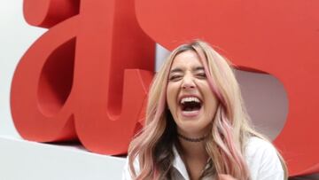 Lola ?ndigo se somete al juego de qui谷n es el futbolista que canta