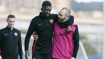 Demb&eacute;l&eacute; bromea con Iniesta. 