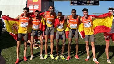 El equipo español masculino de cross celebra el oro por países en los Europeos.