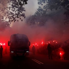 Watch as Barcelona fans mistakenly throw stones at Barça team bus instead of PSG