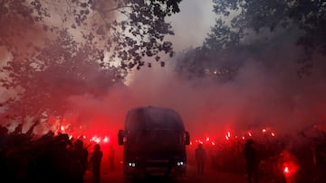 The blaugrana fans mistakenly threw stones at their own team bus, thinking it was the carrying the PSG squad.