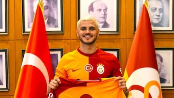 Mauro Icardi posa con la camiseta del Galatasaray