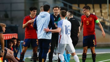 JEREZ DE LA FRONTERA, 21/03/2024.- El seleccionador español Santi Denia (c) durante una discusión con dos jugadores eslovacos en el encuentro amistoso entre España sub-21 y Eslovaquia sub-21, este jueves en el estadio Municipal de Chapín, en Jerez. EFE/ Julio Muñoz
