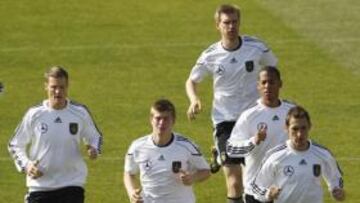 Podolski y Mesut Ozil se entrenaron aparte por precaución