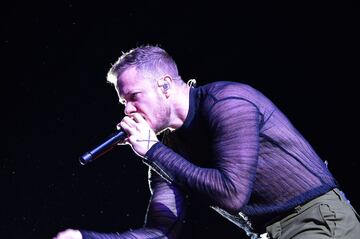 Dan Reynolds mirando al pblico.