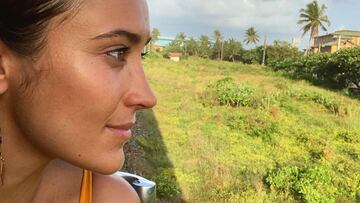 Justine Mauvin mirando por la ventana de un tren