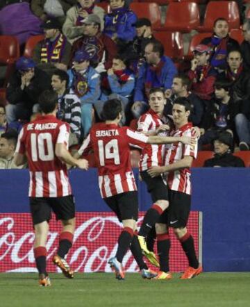0-2. Aduriz celebra el segundo gol con Muniain.