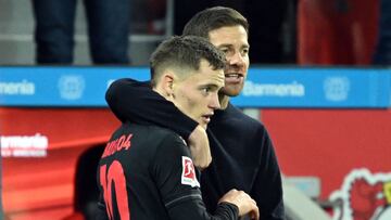 Bayer Leverkusen's German midfielder #10 Florian Wirtz (L) speaks with Bayer Leverkusen's Spanish coach Xabi Alonso during the German first division Bundesliga football match between Bayer 04 Leverkusen and SC Freiburg in Leverkusen, western Germany on October 29, 2023. (Photo by INA FASSBENDER / AFP) / DFL REGULATIONS PROHIBIT ANY USE OF PHOTOGRAPHS AS IMAGE SEQUENCES AND/OR QUASI-VIDEO