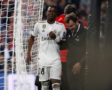 Apenas 4 minutos después, también Vinicius se tiró al suelo sin poder continuar. Fue sustituido por Marco Asensio.