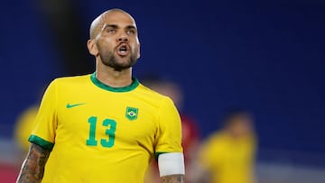 El defensa brasile&ntilde;o Dani Alves celebra el 2-1 durante la final de f&uacute;tbol masculino entre Brasil y Espa&ntilde;a de los Juegos Ol&iacute;mpicos 2020.
 