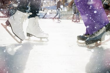 Patinar sobre hielo, a cubierto y al aire libre es ya una tradición en Madrid. Madrid ofrece diferentes pistas de hielo durante la Navidad: la pista de Matadero Madrid, la de la Galería de Cristal del Palacio de Cibeles, la de Plaza de España (La Navideña), la de Colón de Javier Fernández...