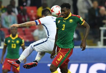 Cameroon's midfielder Andre Zambo (R) challenges Chile's defender Gary Medel during the 2017 Confederations Cup group B football match between Cameroon and Chile at the Spartak Stadium in Moscow on June 18, 2017. / AFP PHOTO / Kirill KUDRYAVTSEV