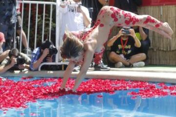 La modelo Nicole Moreno, más conocida como Luli Love, realiza el tradicional piscinazo como reina del Festival de la Canción de Viña del Mar en la piscina del hotel O'Higgins.