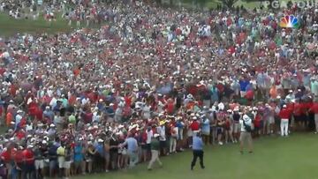 La increíble multitud que siguió a Woods en el último hoyo