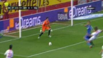 Imagen del posible penalti a Soldado que reclama el Valencia.